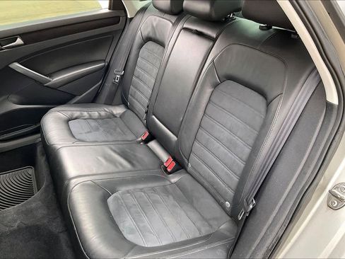 Used 2014 Volkswagen Passat 1.8T SEL Premium image 19