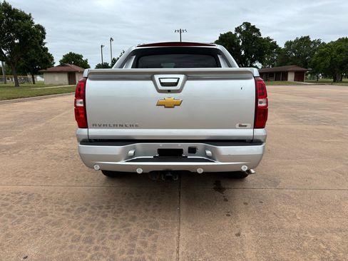 Used 2012 Chevrolet Avalanche LTZ AWD/4WD image 27
