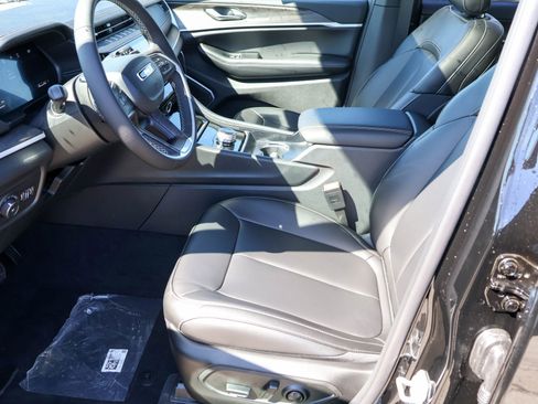 New 2026 Jeep Grand Cherokee L Limited w/ Limited Altitude Package AWD/4WD image 4