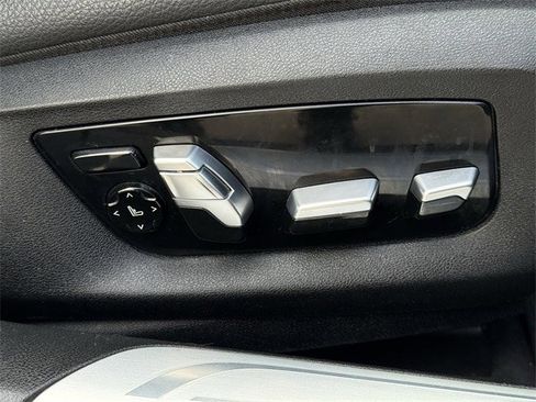 Used 2021 BMW 740i w/ M Sport Package image 32