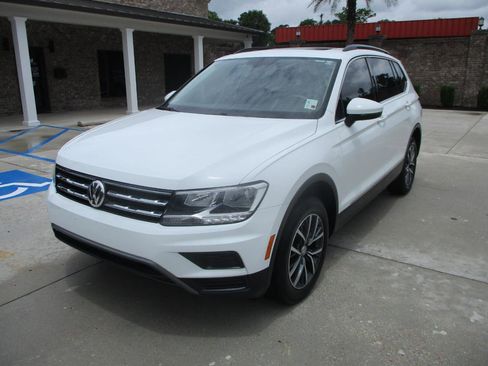 Used 2020 Volkswagen Tiguan SE w/ Panoramic Sunroof Package FWD image 13
