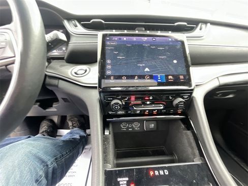 Used 2022 Jeep Grand Cherokee Limited image 19