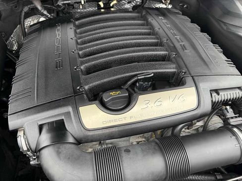 Used 2018 Porsche Cayenne Platinum Edition image 32