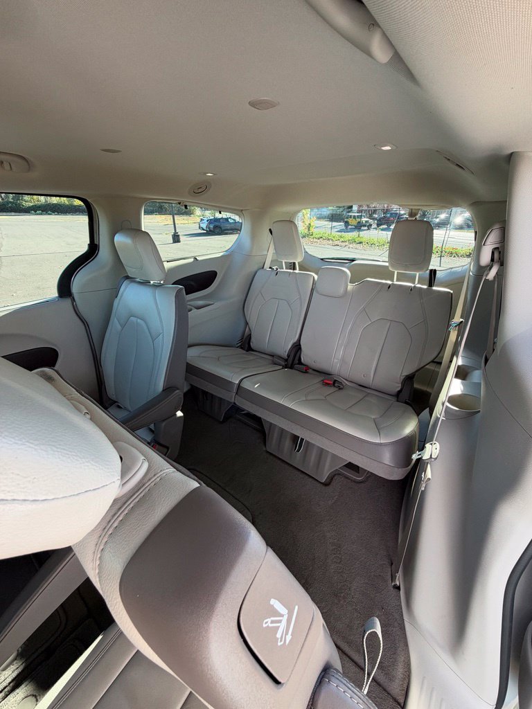 Used 2017 Chrysler Pacifica Touring-L FWD image 24