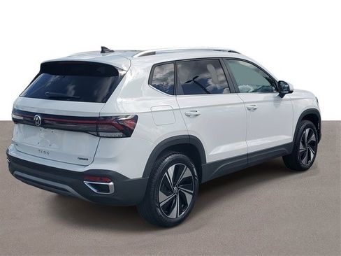 Certified 2025 Volkswagen Taos SE w/ Panoramic Sunroof Package image 4
