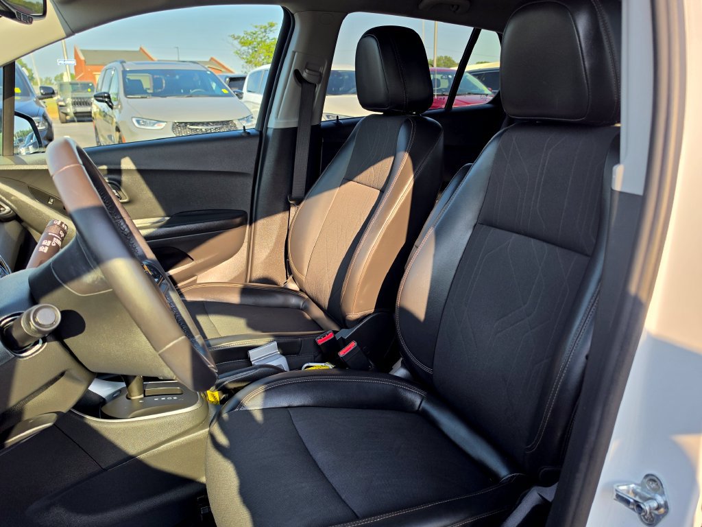 Used 2022 Chevrolet Trax LT w/ LT Convenience Package FWD image 10