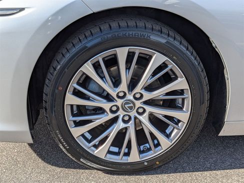 Used 2019 Lexus ES 300h w/ Premium Package image 10