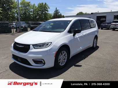 Used 2025 Chrysler Pacifica Select