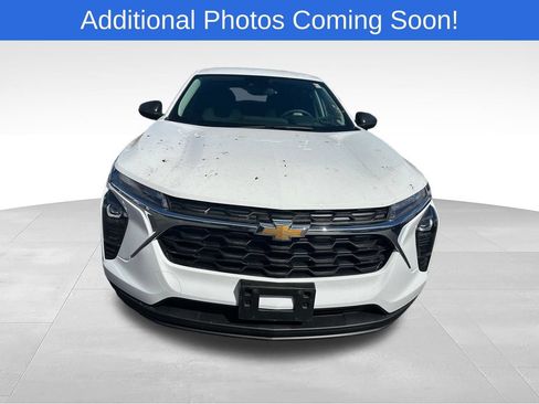 Used 2024 Chevrolet Trax LS FWD image 2