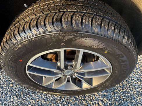 Used 2018 Jeep Grand Cherokee Limited image 22