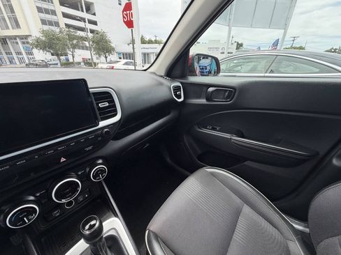 Used 2024 Hyundai Venue Limited FWD image 19