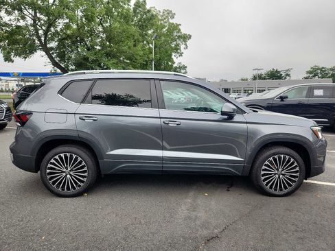 Used 2025 Volkswagen Taos SE FWD image 7