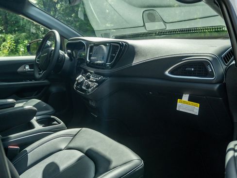 Used 2025 Chrysler Pacifica Select FWD image 19
