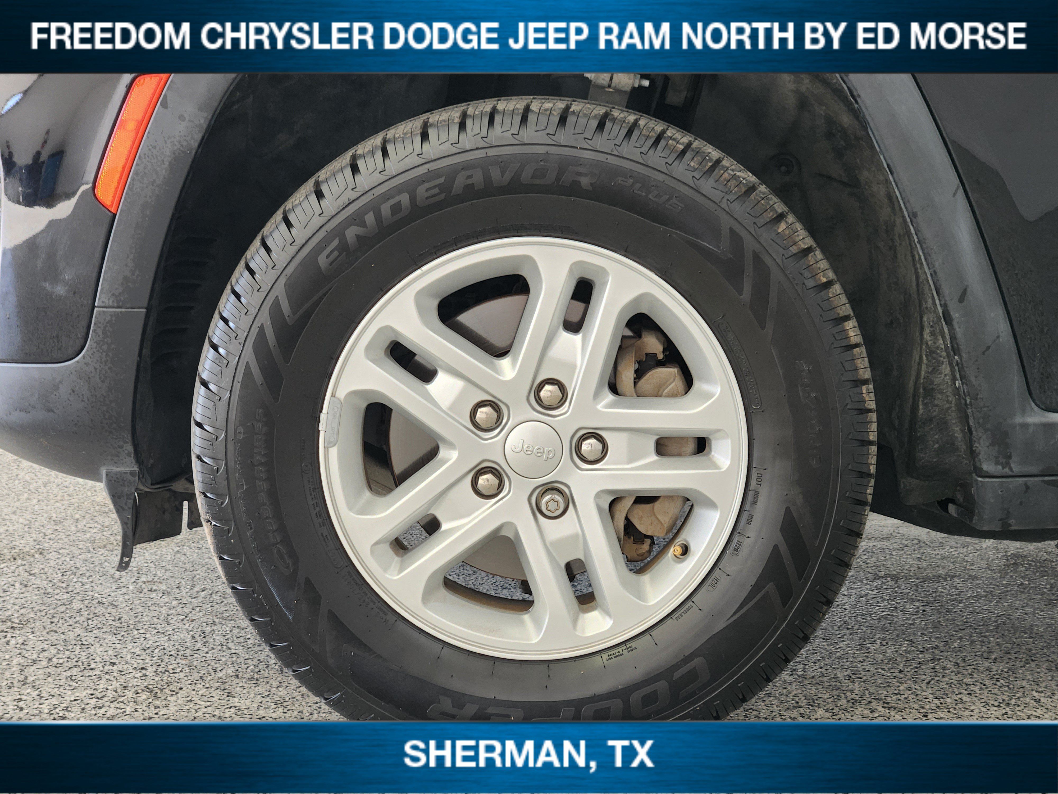 Used 2023 Jeep Grand Cherokee Laredo RWD image 7