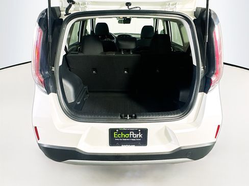 Used 2025 Kia Soul LX w/ LX Technology Package FWD image 29