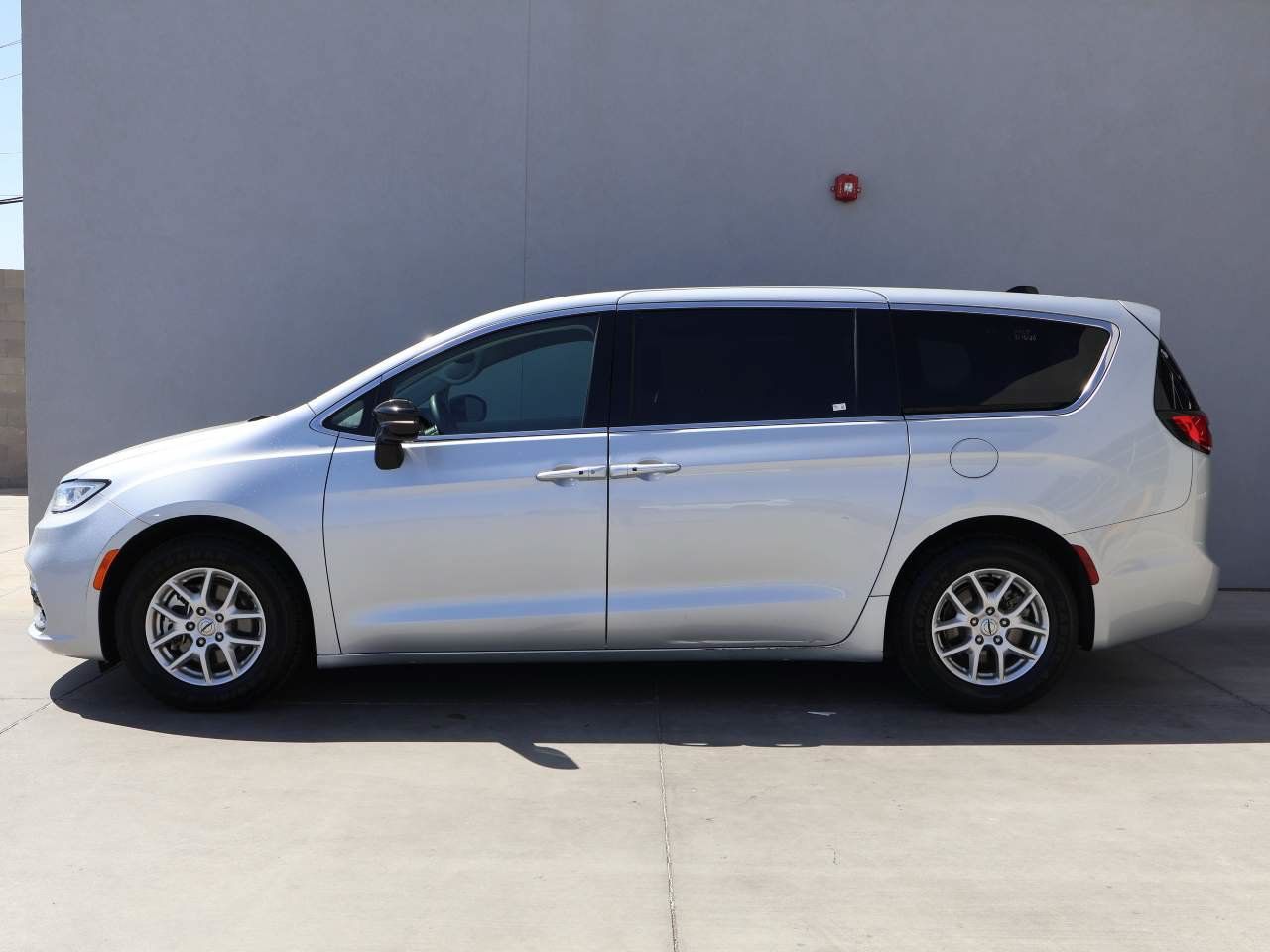 Used 2024 Chrysler Pacifica Touring-L FWD image 2