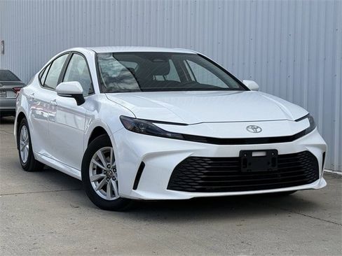Used 2025 Toyota Camry LE image 2