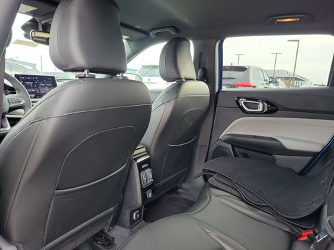 Used 2023 Jeep Compass Limited image 15