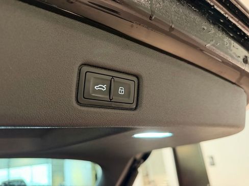 Used 2025 Audi Q5 Premium w/ Convenience Package image 27