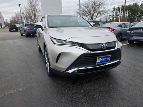 Certified 2023 Toyota Venza XLE image 9