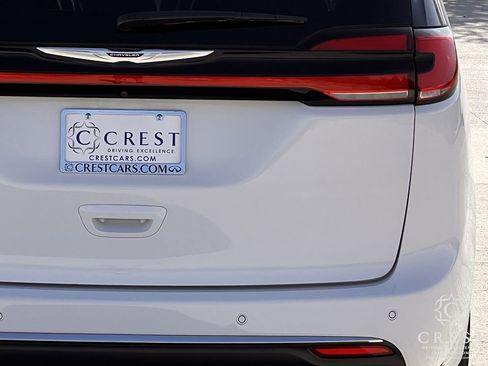 Used 2024 Chrysler Pacifica Touring-L image 5