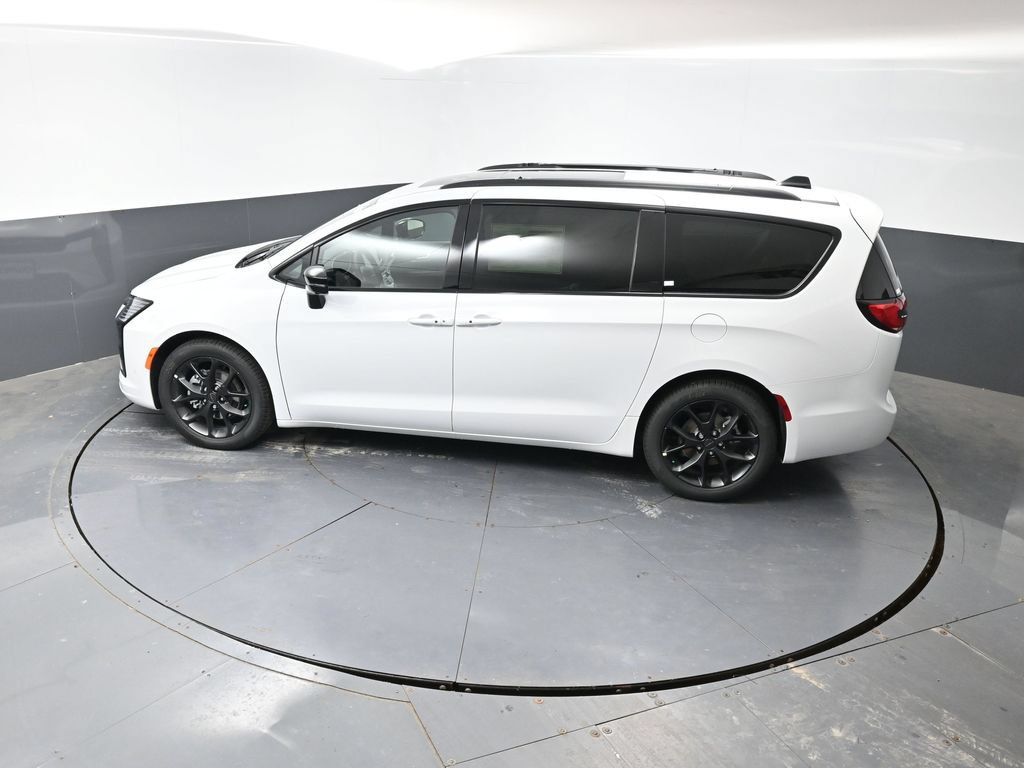 New 2027 Chrysler Pacifica Limited w/ Family Tech Group FWD image 38