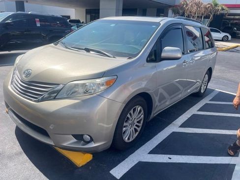 Used 2017 Toyota Sienna XLE Premium FWD image 1