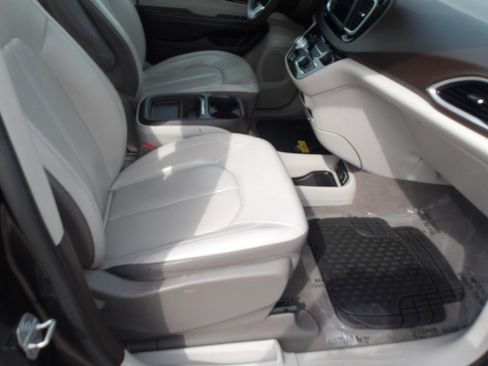 Used 2020 Chrysler Voyager Lxi image 9