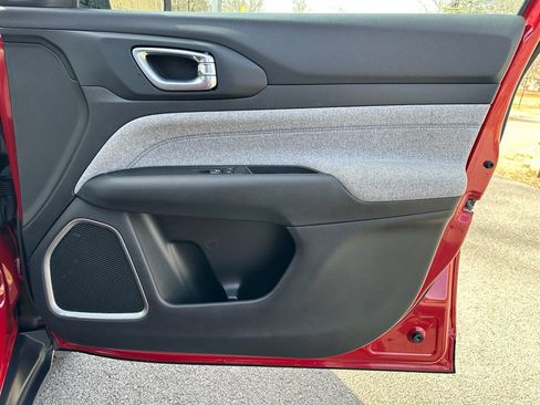 Used 2024 Jeep Compass Latitude image 29