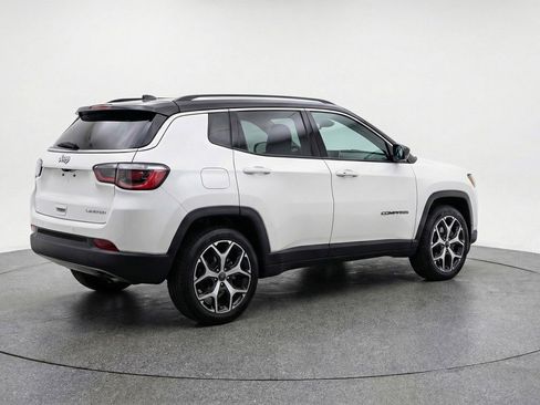Used 2025 Jeep Compass Limited image 9