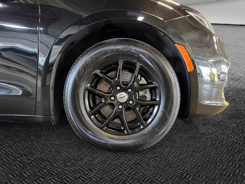 Used 2024 Chrysler Pacifica Touring-L FWD image 11