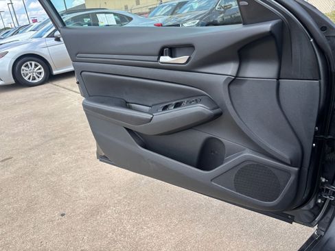 Used 2025 Nissan Altima 2.5 SV image 18