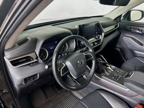 Certified 2022 Toyota Highlander XLE image 9