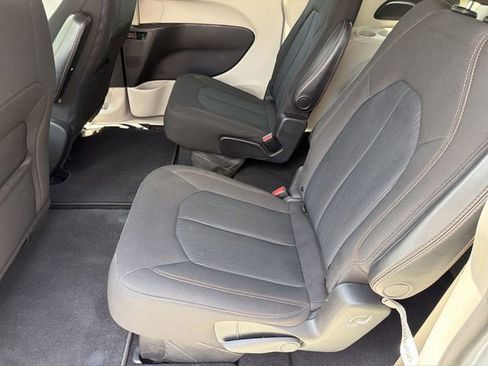 Used 2020 Chrysler Pacifica Touring w/ Advanced Safetytec Group FWD image 19