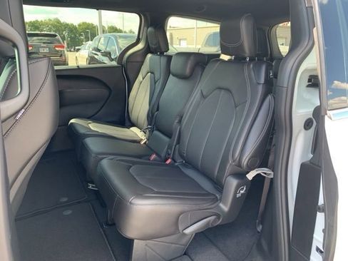 New 2026 Chrysler Pacifica Select image 22