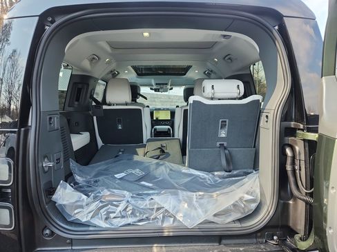 Used 2026 Land Rover Defender 130 X-Dynamic SE image 13