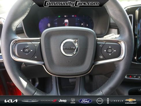 Used 2023 Volvo XC40 B5 Plus image 15