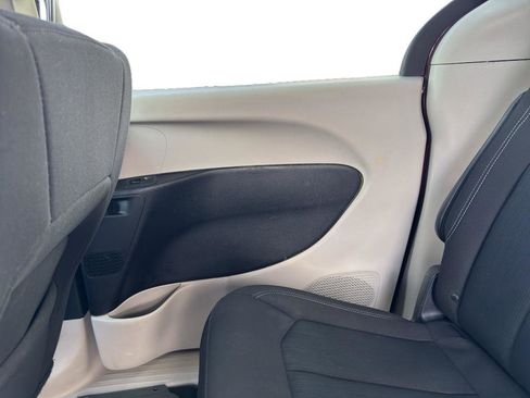 Used 2022 Chrysler Voyager LX image 16