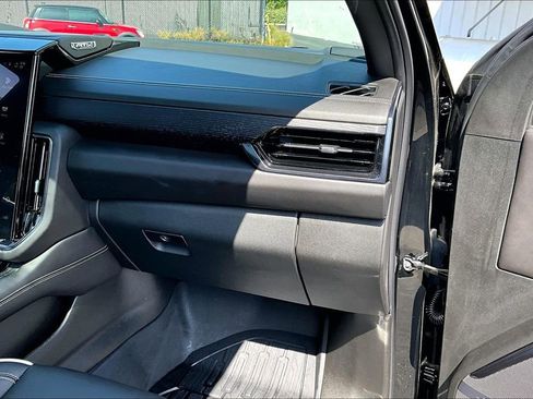 Used 2025 GMC Yukon AT4 Ultimate w/ LPO, Floor Liner Package AWD/4WD image 27