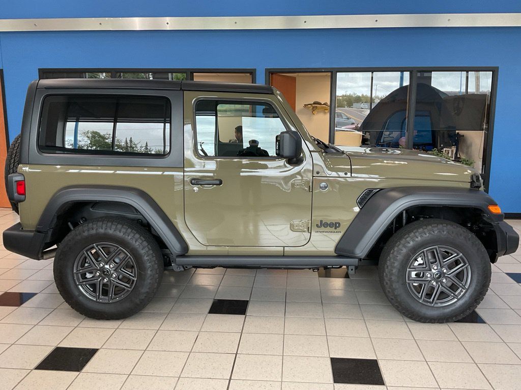 Used 2025 Jeep Wrangler Sport AWD/4WD image 4