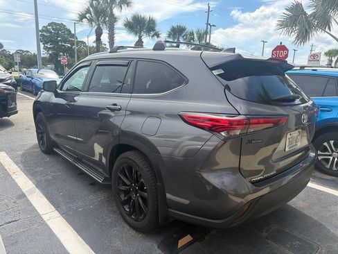 Used 2022 Toyota Highlander XLE FWD image 4