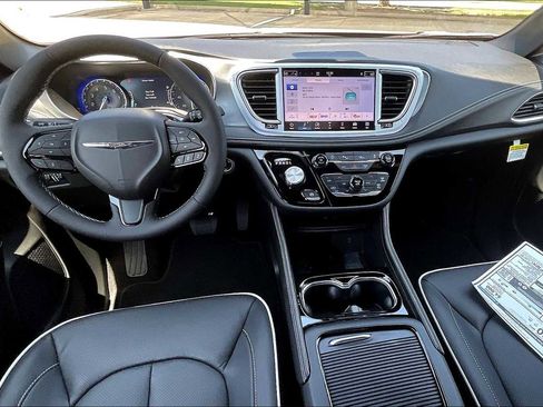 New 2026 Chrysler Pacifica Limited w/ S Appearance Package image 5