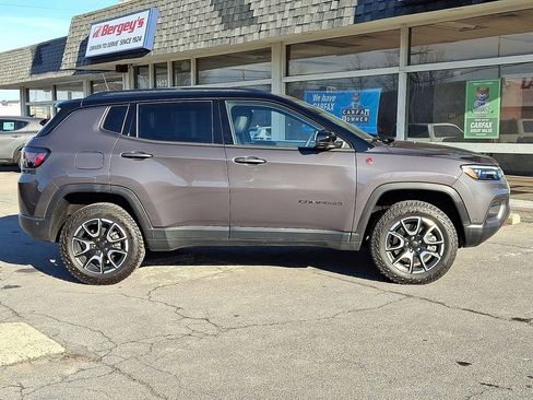 Used 2024 Jeep Compass Trailhawk w/ Trailhawk Elite Group image 9