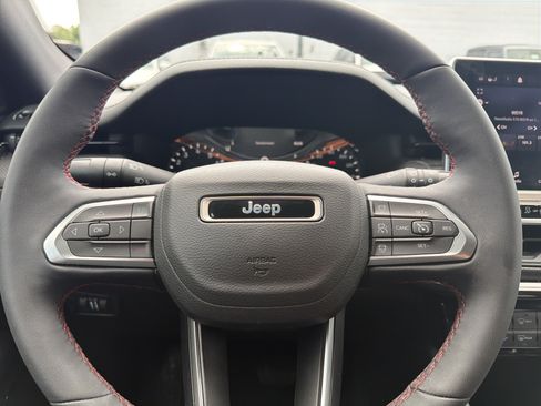 Used 2023 Jeep Compass Trailhawk w/ Trailhawk Convenience Group AWD/4WD image 14