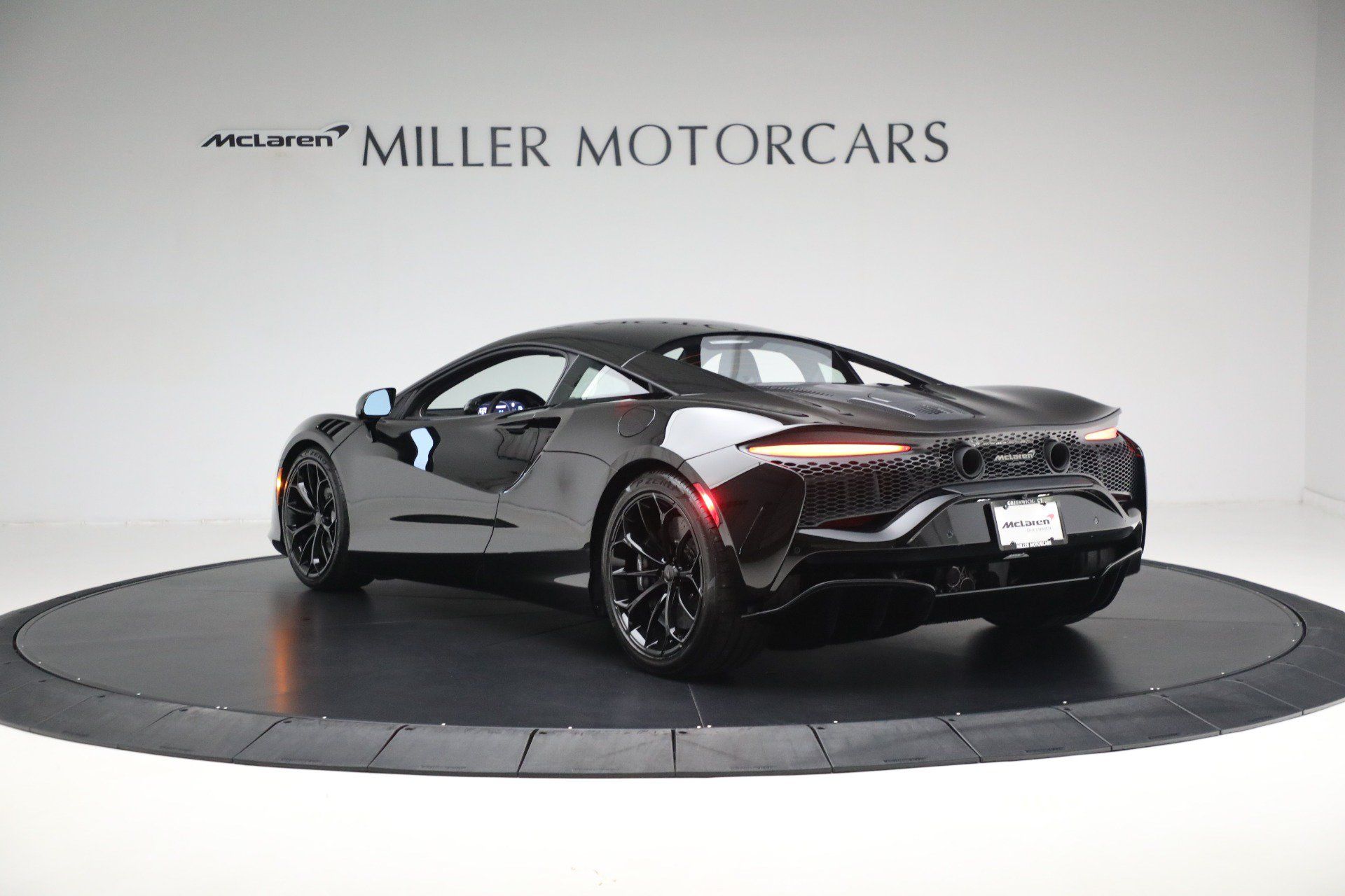 Used 2025 McLaren Artura RWD image 5