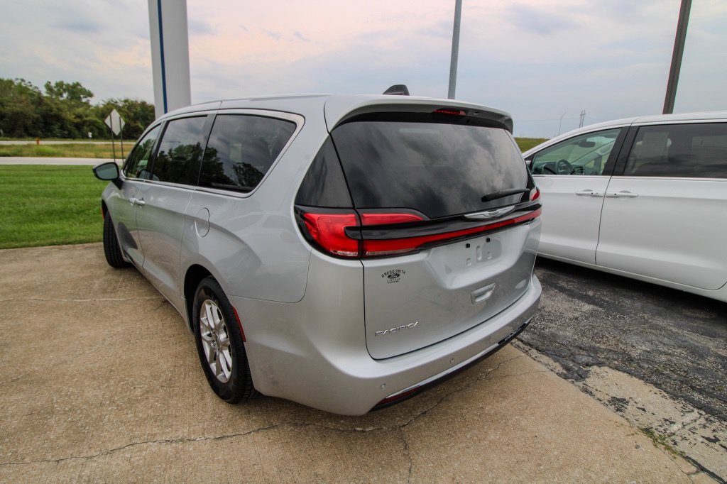 Used 2024 Chrysler Pacifica Touring-L FWD image 4