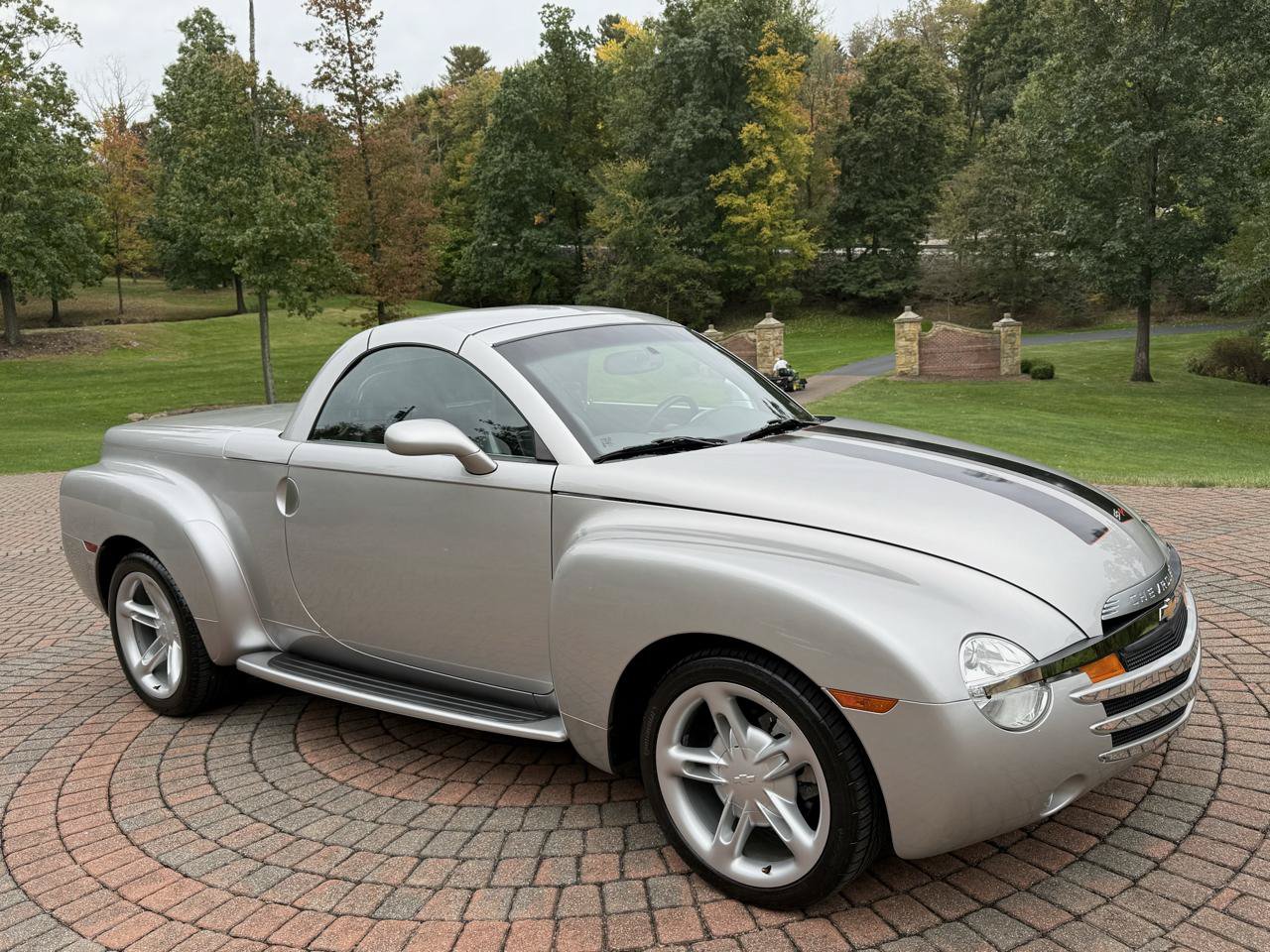 Used 2004 Chevrolet SSR w/ Preferred Equipment Group RWD image 2