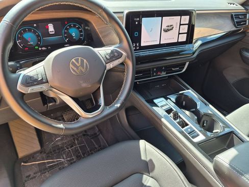 Used 2025 Volkswagen Atlas SE AWD/4WD image 15