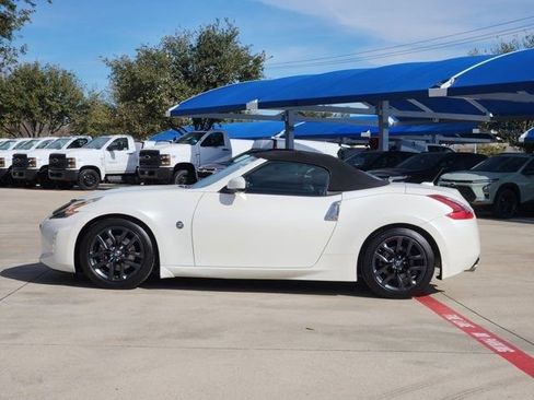 Used 2018 Nissan 370Z Roadster image 12