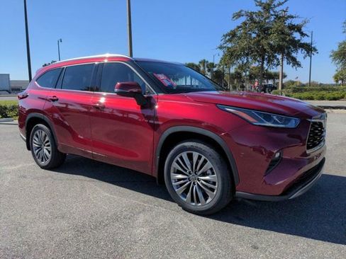 Used 2022 Toyota Highlander Platinum AWD/4WD image 2